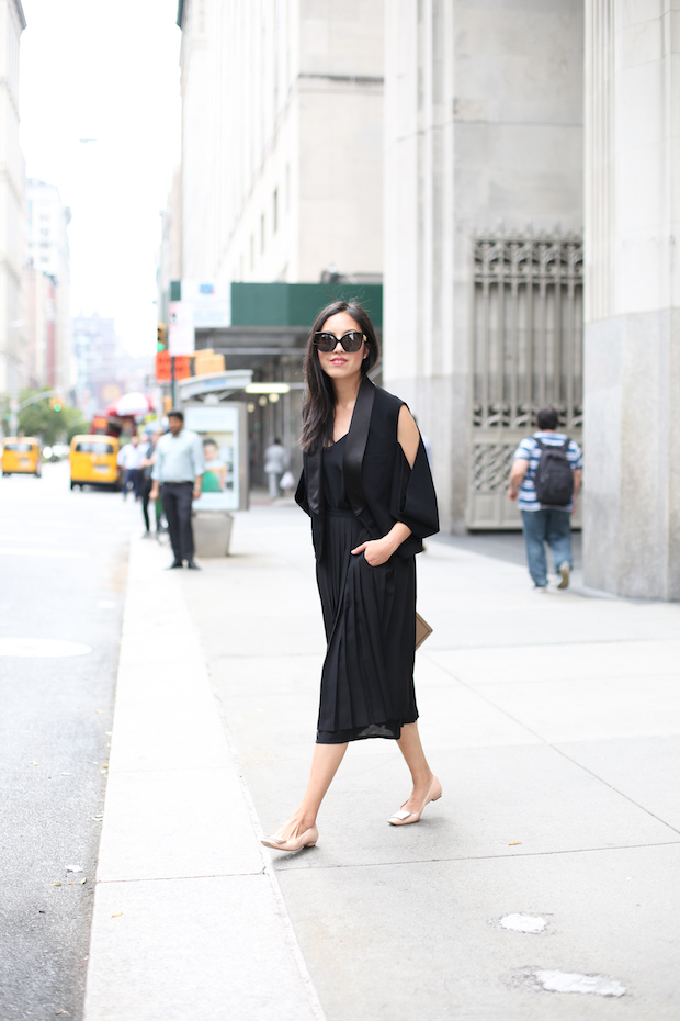 all-black-pleated-skirt-outfit-2